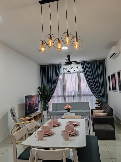 Communal lounge/ TV room, TV and multimedia, Living room, Dining area, air conditioner