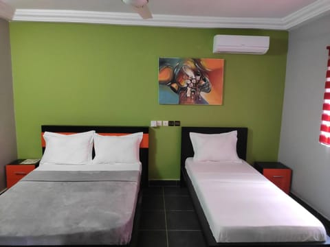 Room in Guest room - Deluxe Twin Beds That sleeps 3 in Royal Blue Guest House and Bar Bed and Breakfast in Lomé