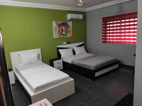 Room in Guest room - Deluxe Twin Beds That sleeps 3 in Royal Blue Guest House and Bar Bed and Breakfast in Lomé