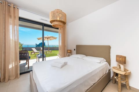 Bed, Natural landscape, View (from property/room), Balcony/Terrace, Photo of the whole room, Bedroom, Sea view, towels