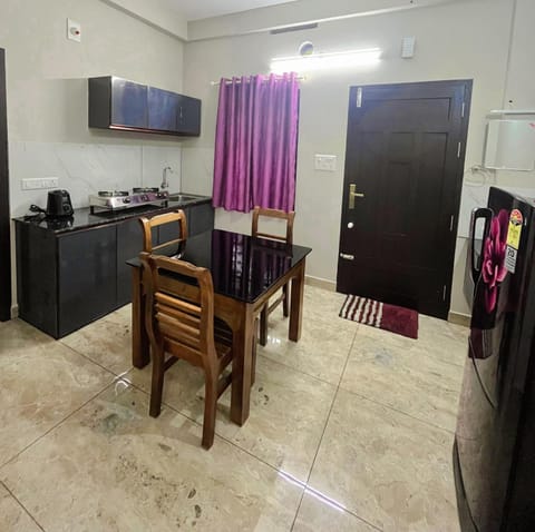 Kitchen or kitchenette, Dining area, stove