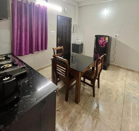 Kitchen or kitchenette, Seating area, stove