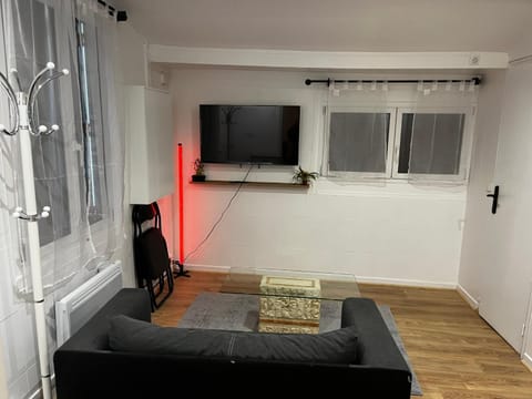 Communal lounge/ TV room, TV and multimedia, Living room, Seating area, Evening entertainment