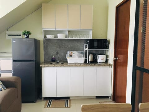 Coffee/tea facilities, Kitchen or kitchenette, oven