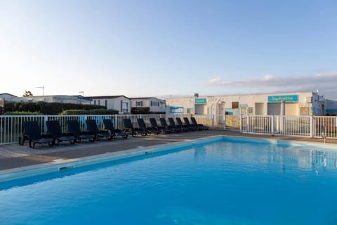 Pool view, Swimming pool, sunbed