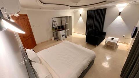 Bed, TV and multimedia, Kitchen or kitchenette, Photo of the whole room, Evening entertainment, Bedroom, oven, wardrobe, air conditioner