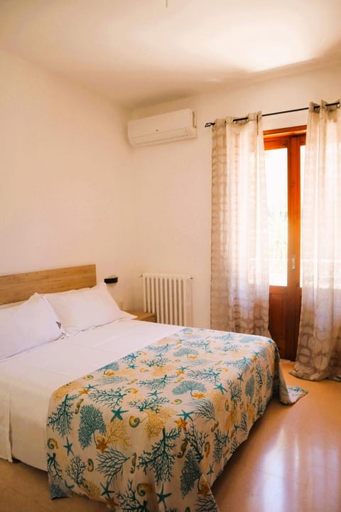 Bed, Photo of the whole room, Bedroom, internet, air conditioner