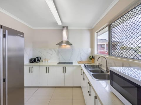 5 mins to Mall Convenient 4BR Home at Sunnybank House in Brisbane