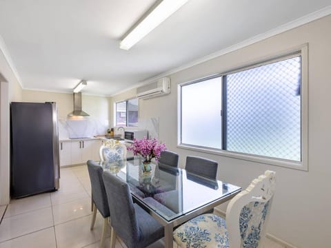 5 mins to Mall Convenient 4BR Home at Sunnybank House in Brisbane