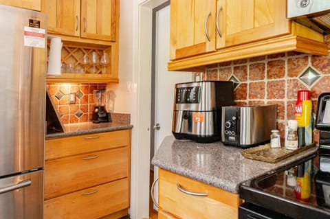 Coffee/tea facilities, Kitchen or kitchenette, dishwasher, oven, stove, toaster