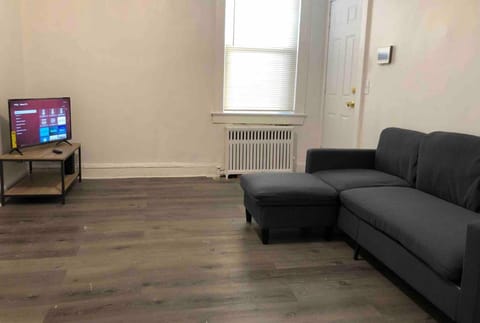 Spacious 2-bed apartment, private street entrance Apartamento in Paterson