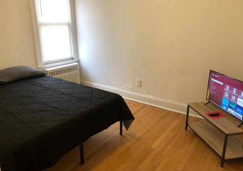 Spacious 2-bed apartment, private street entrance Apartamento in Paterson