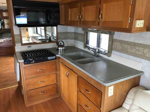 1-bedroom RV with hookups, NYC bus 2 blocks away House in Linden