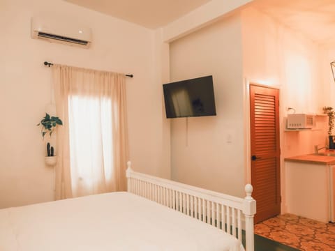 Bed, TV and multimedia, Bedroom