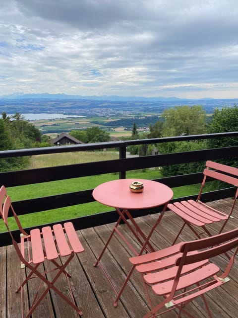 Chalet avec vue panoramique alpes et lac Chalet in Neuchâtel, Switzerland