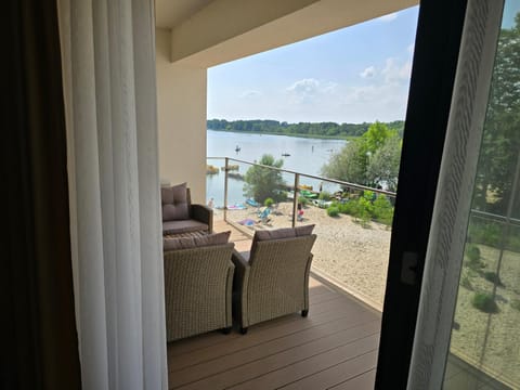 Natural landscape, View (from property/room), Balcony/Terrace, Seating area, Lake view