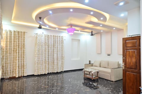 Sadia Villa, Your home away from home Vacation rental in Lucknow