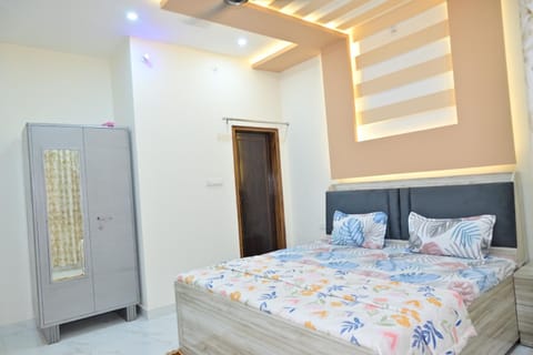 Sadia Villa, Your home away from home Vacation rental in Lucknow