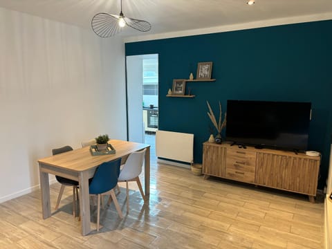 Communal lounge/ TV room, TV and multimedia, Dining area