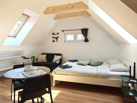 Bed, Dining area