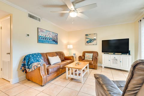 Cute Cocoa Beach Condo with Pool and Beach Access! Apartment in Cocoa Beach