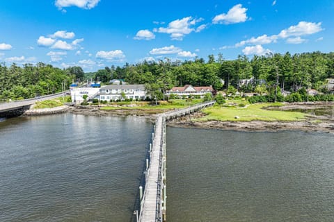 Writer’s Cove Hotel in Edgecomb