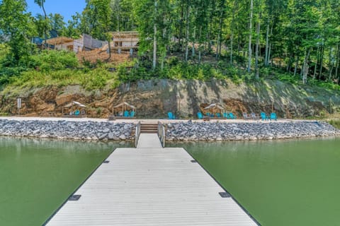 Jolene Lookout House in Douglas Lake