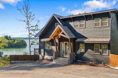 Jolene Lookout House in Douglas Lake