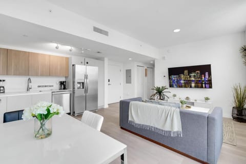 Modern Comfort: 1 Bed Retreat with Free Parking Apartment in Doral