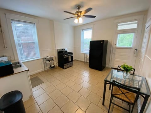 Comfortable 1BR Apartment - Laundry & Backyard Apartment in Saint Louis