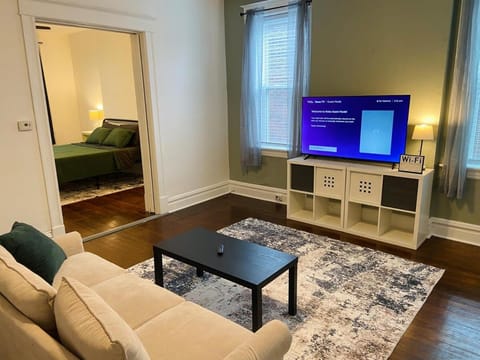 Comfortable 1BR Apartment - Laundry & Backyard Apartment in Saint Louis