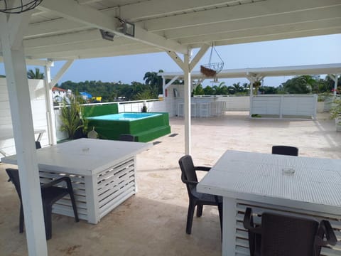 Hot Tub, Dining area