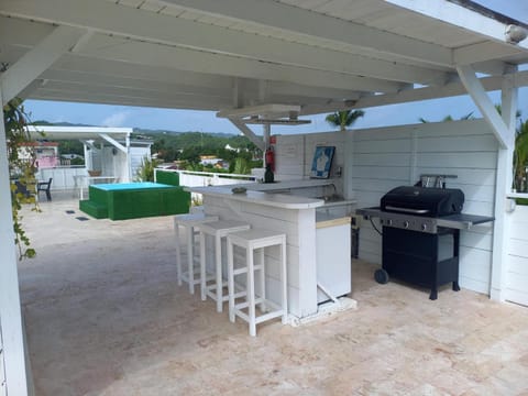 Hot Tub, Dining area