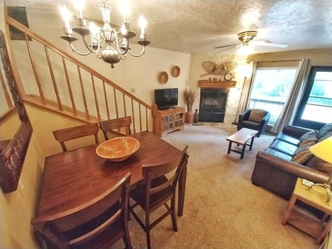 Valley Condo 109 - Chili Peppers - Creekside - WiFi - Hot Tub - Fireplace - Washer - Dryer - Playground House in Red River