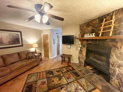 Valley Condo 122 - Creekside - WiFi - Hot Tub - Fireplace - Washer - Dryer - Playground House in Red River