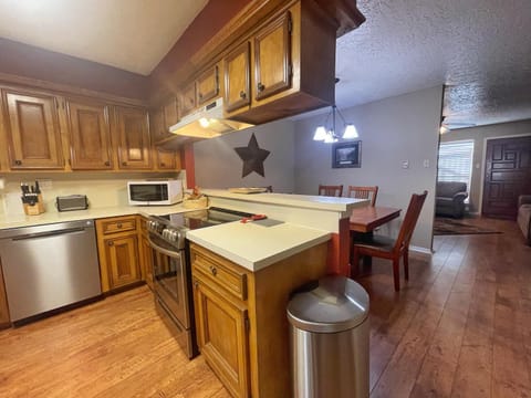 Valley Condo 122 - Creekside - WiFi - Hot Tub - Fireplace - Washer - Dryer - Playground House in Red River