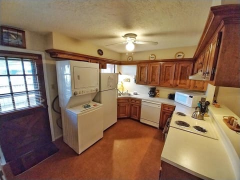 Valley Condo 124 - Creekside - WiFi - Hot Tub - Fireplace - Washer - Dryer - Playground House in Red River