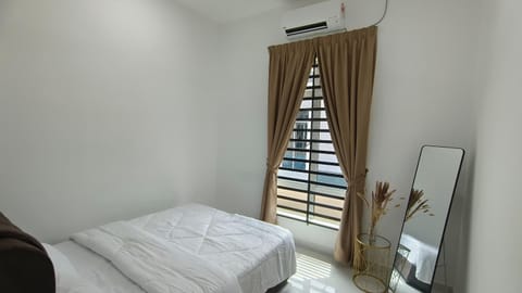 Bed, Photo of the whole room, Bedroom, air conditioner