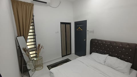 Bed, Photo of the whole room, Bedroom, air conditioner