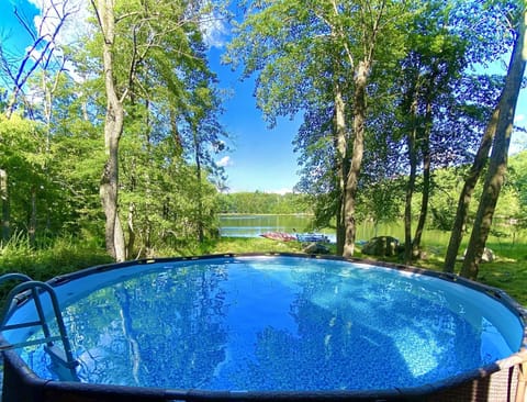 Waterfront Chalet W hot-tub & Pool Villa in Stroud Township