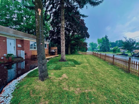 Property building, Natural landscape, Balcony/Terrace, Garden view, Street view