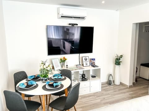 TV and multimedia, Living room, Seating area, Dining area, air conditioner