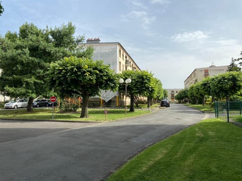 Spring, Day, Neighbourhood, Natural landscape, Garden, Garden view, Street view, Location, Parking