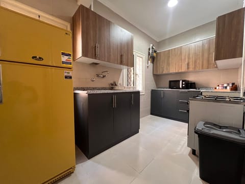 Kitchen or kitchenette, minibar, oven, stove