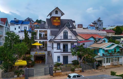 Property building, Day, Neighbourhood, City view, Street view, Location, Parking