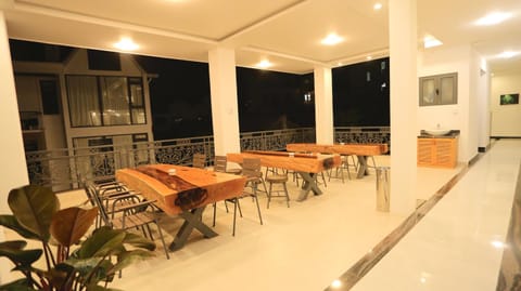 Restaurant/places to eat, Living room, Banquet/Function facilities, Seating area