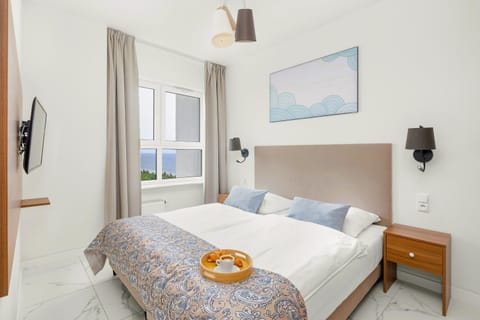 Bed, TV and multimedia, Bedroom, towels