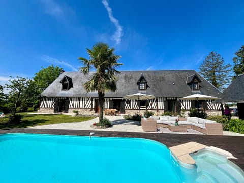 Property building, Garden, Swimming pool, sunbed