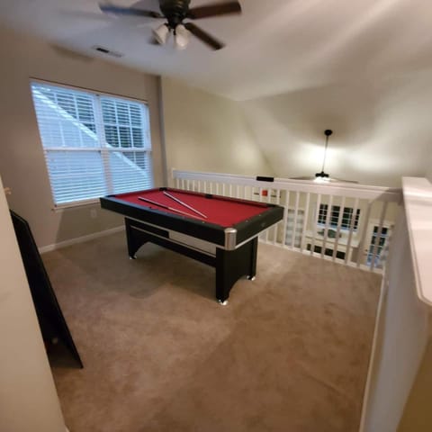 Pool Table, Spacious 3 Story, 4 Bedroom Dwelling House in Goose Creek