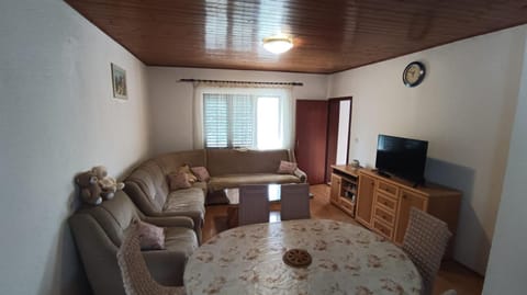 Communal lounge/ TV room, TV and multimedia, Living room, Seating area, Evening entertainment